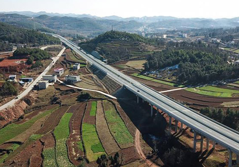 Vista aérea de la Autopista Liupanshui-Weining, en Guizhou