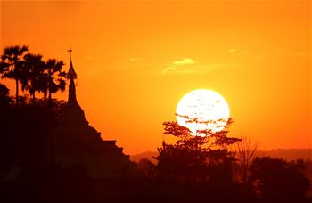 Paisaje de la puesta de sol en Myanmar