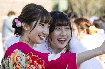 Jóvenes japoneses celebran la Mayoría de Edad en Disneyland Tokio