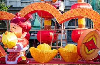 Decoraciones de linterna colocadas en Plaza del Senado en Macao