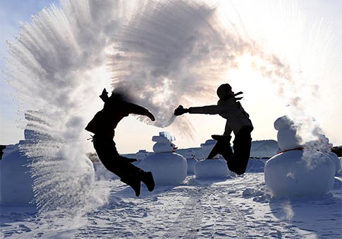 Heilongjiang: Visitantes experimentan juego de "vertiendo agua en hielo" en Mohe