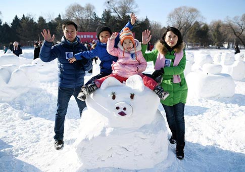 Concurso de escultura de nieve familiar en Harbin