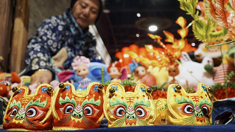 Personas visitan calle de comida y cultura en Tangshan para prepararse para el próximo Año Nuevo Lunar chino
