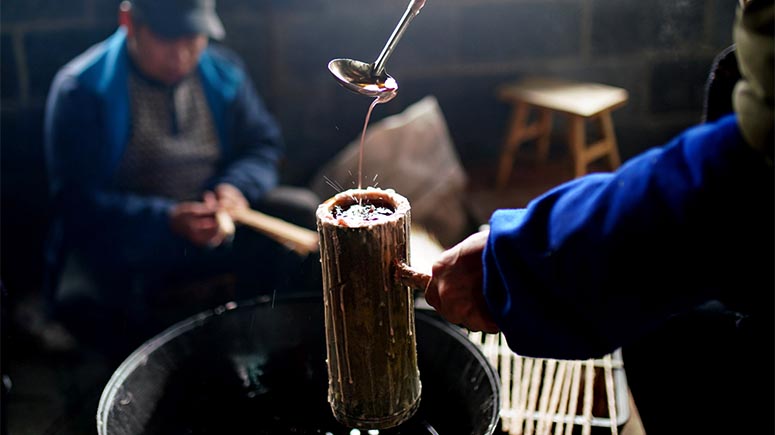 Guangxi: Residentes en villa de Dujing elaboran linternas de dragón para el Festival de Primavera