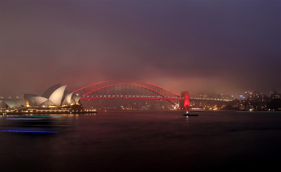 Puente de Puerto de Sídney iluminado de rojo para celebrar Año Nuevo Lunar chino