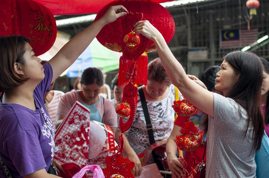 Malasia: Chinos locales realizan compras en preparación del Año Nuevo Lunar en Taman Muda