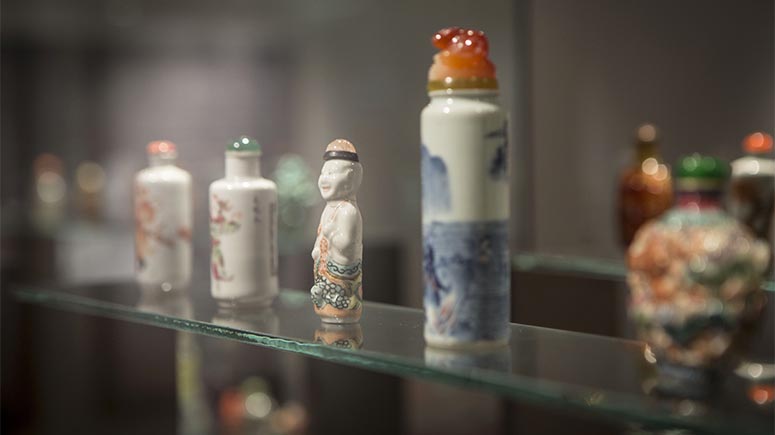 ESPECIAL: Exhiben botellas de rapé chinas en museo de Buenos Aires