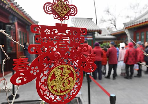 Personas participan en actividades con tema del Festival de Primavera en Beijing