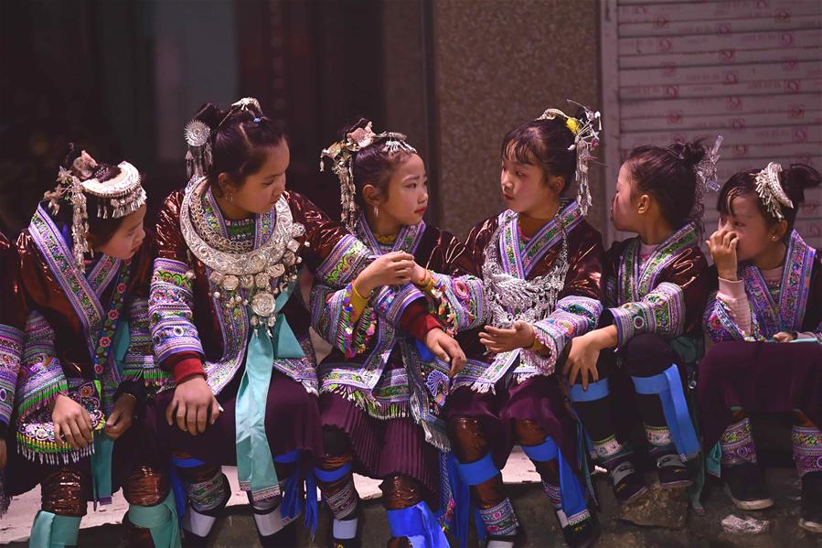Guangxi: Personas del grupo étnico Miao realizan actuaciones en reunión del Festival de Primavera en villa de Yaogao