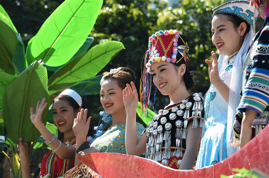 Yunnan: Personas de grupos étnicos participan en desfile para celebrar el Año Nuevo Lunar chino