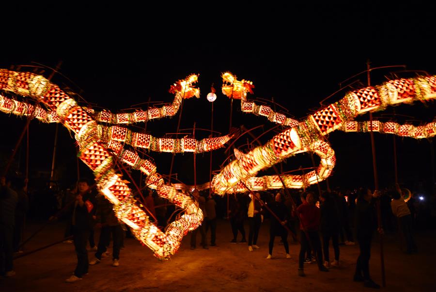 Hunan: Residentes interpretan danza del dragón para celebrar el Año Nuevo Lunar chino en villa de Xiatuan