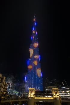 Eespectáculo de luces y fuegos artificiales iluminan el Burj Khalifa