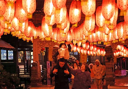 Las ciudades chinas son decoradas con hermosas luces y linternas durante el Festival de Primavera