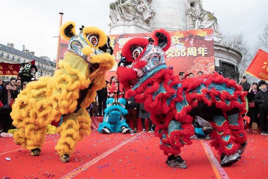 Francia: Artistas interpretan danza de león para celebrar Año Nuevo Lunar chino en París