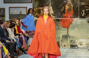 Creaciones de Carolina Herrera en desfile de modas en Nueva York