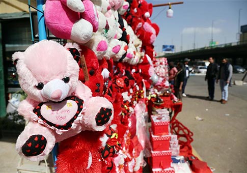 Escaparates estaban decorados con osos de peluche, corazones rojos y rosas en El Cairo