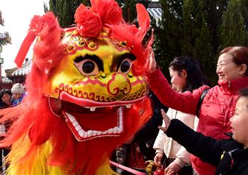 Feria de templo para celebrar el Festival de los Faroles en Henan