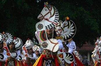 Baile masivo de Jathil en Indonesia