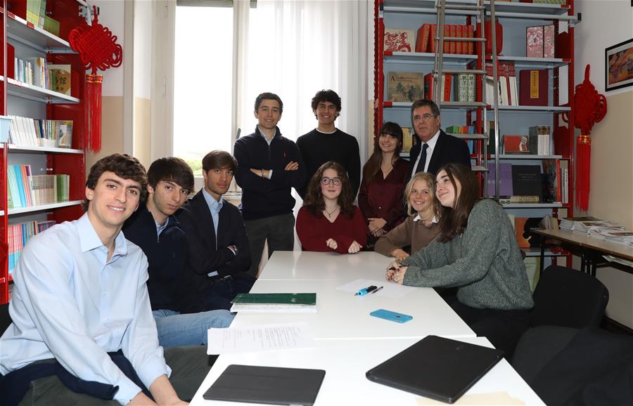 Estudiantes de internado italiano emocionados tras recibir carta de presidente chino