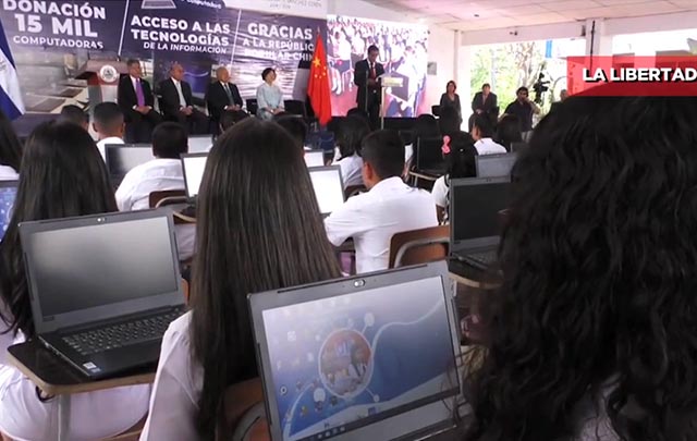 Gobierno salvadoreño distribuye computadoras donadas por China