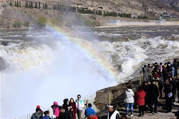 Turistas visitan las cataratas de Hukou del río Amarillo