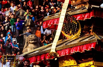 Celebran Festival Bisket Jatra en Nepal