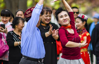 Bailan en Plaza del Pueblo en Xinjiang