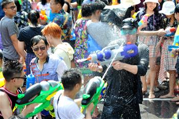 El Festival Songkran en la calle Silom en Bangkok