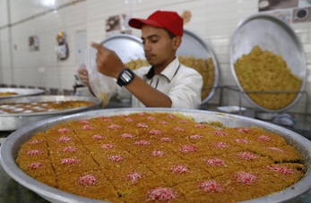Preparan dulces en tienda en Saná