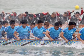 La carrera de botes de dragón en un canal en Huai'an