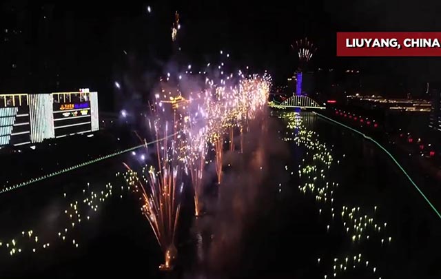 Espectacular festival de fuegos artificiales sobre el río Liuyang