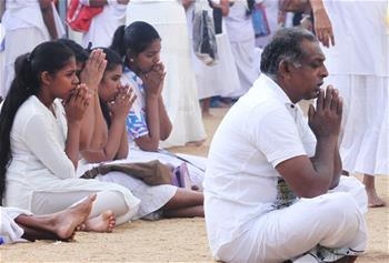 Devotos budistas de Sri Lanka asisten al Templo Kelaniya