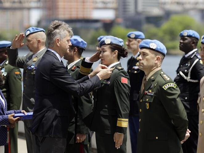 Dos oficiales militares chinos recibieron la Medalla de las Naciones Unidas