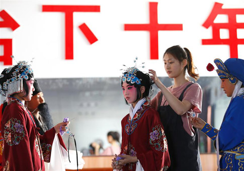 Estudiantes aprenden Opera de Pekín en Escuela