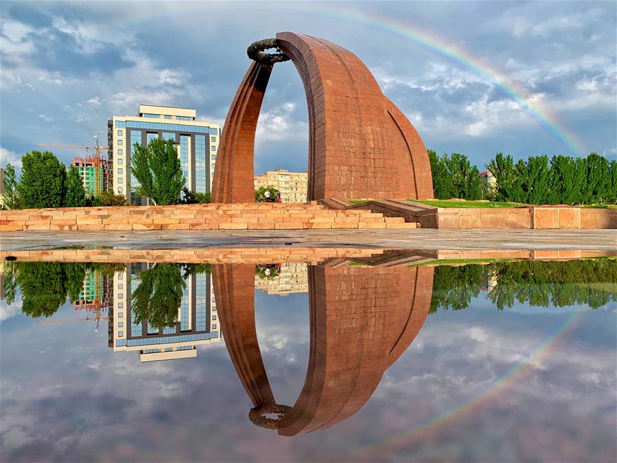 Kirguistán: Imagen de arcoíris sobre Plaza Victoria después de lluvia en Biskek