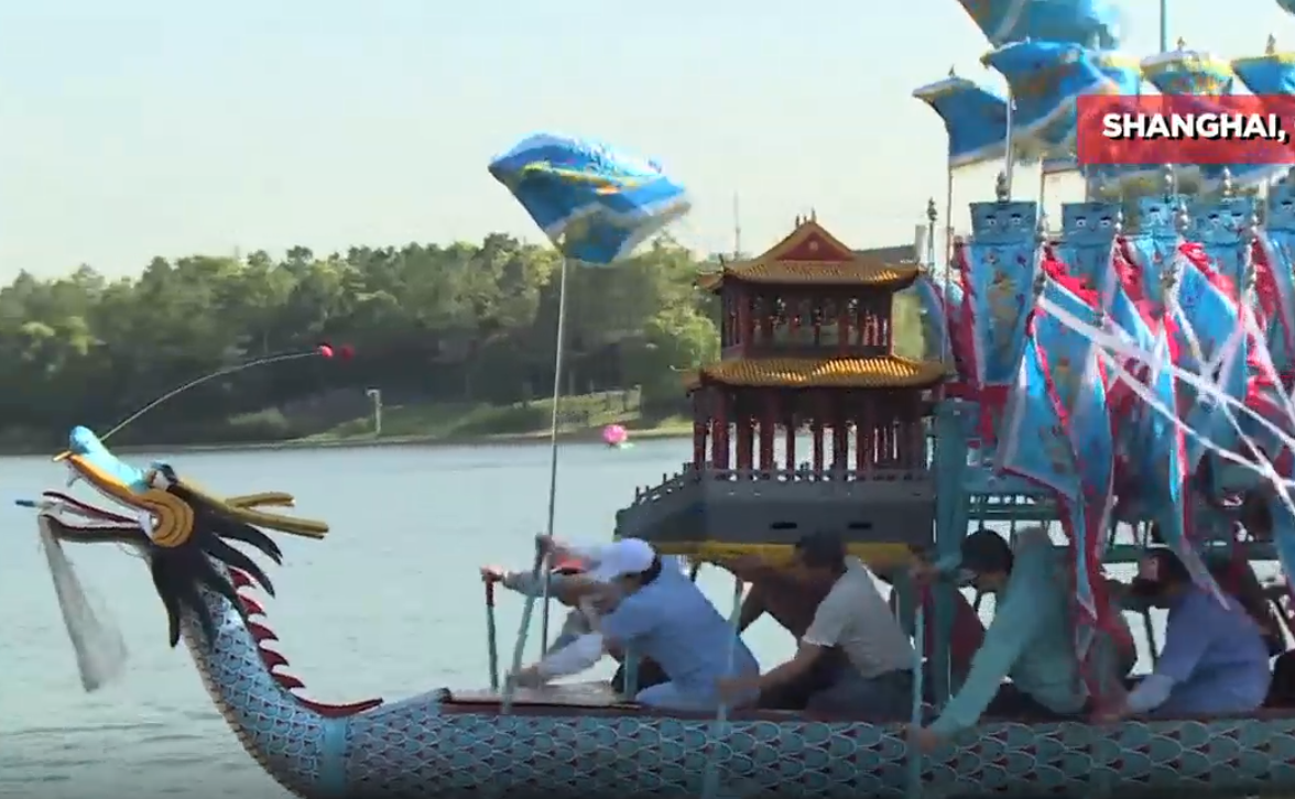 Botes dragón surcan las aguas de Shanghai