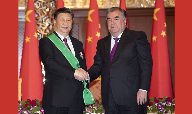 Xi recibe Orden de la Corona de manos del presidente tayiko Rahmon