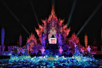 Espectáculo de mapeo de proyección láser 3D en el Wat Rong Khun