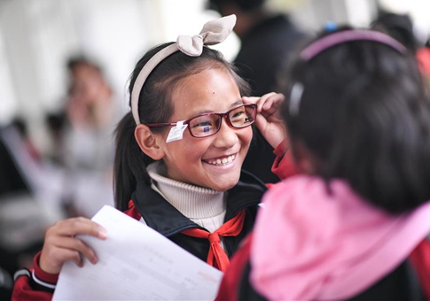 Ofrecen lentes gratis a maestros y estudiantes en Sichuan
