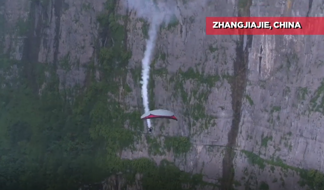 Atletas del parapente zurcan el cielo en la montaña Tianmen