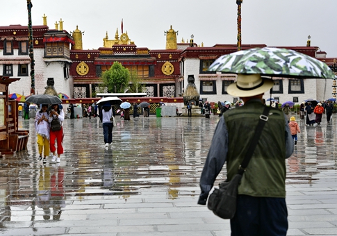Bello paisaje en Lhasa bajo la lluvia