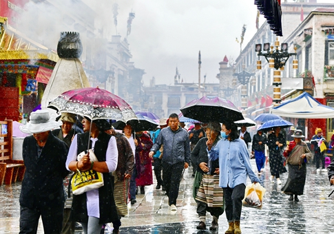 Bello paisaje en Lhasa bajo la lluvia