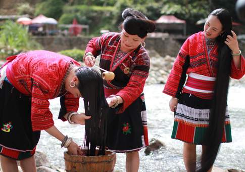 Mujeres del grupo étnico Yao elaboran shampoo natural