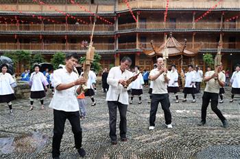 Las personas de la etnia dong celebran el Festival Xiangsi
