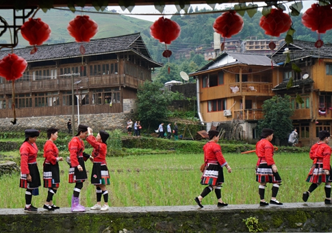 Personas del grupo étnico Yao celebran festival "secando ropa"