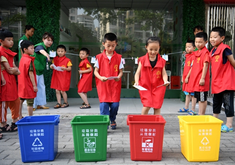 Niños asisten a lección de clasificación de basura en Anhui
