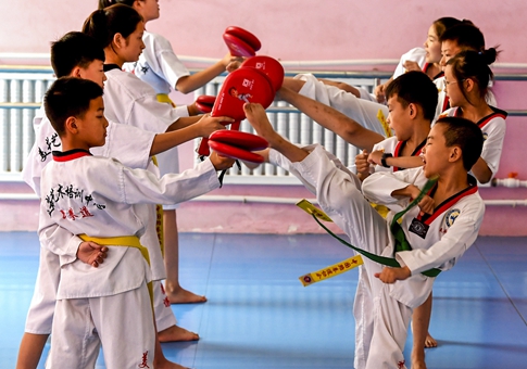 Niños realizan entrenamiento de taekwondo durante vacaciones