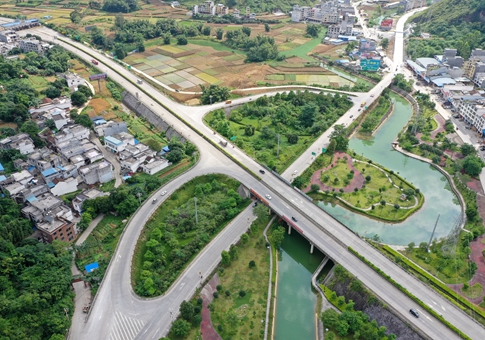 Carreteras a lo largo de orilla del río Hongshui en Guangxi