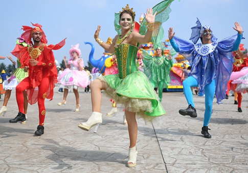 Bailarina cubana interpreta baile en China