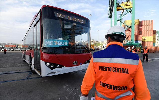 Arriban otros 100 buses eléctricos chinos a Chile